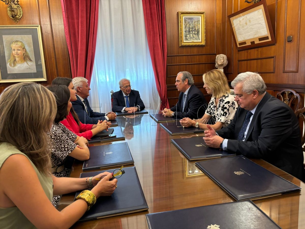 El Colegio Nacional de Farmacéuticos y la Ciudad abordan la importancia de su colaboración en la sanidad