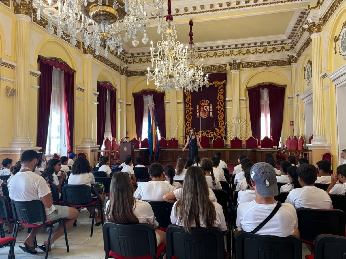 Unos 50 niños de las colonias de Cáritas visitan la Asamblea