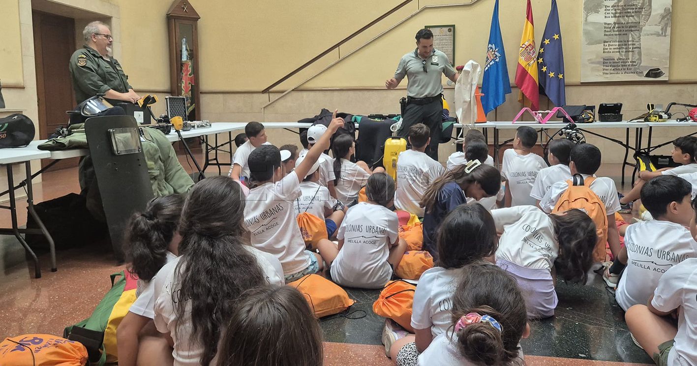 La Guardia Civil realiza una jornada de puertas abiertas para la asociación Melilla Acoge