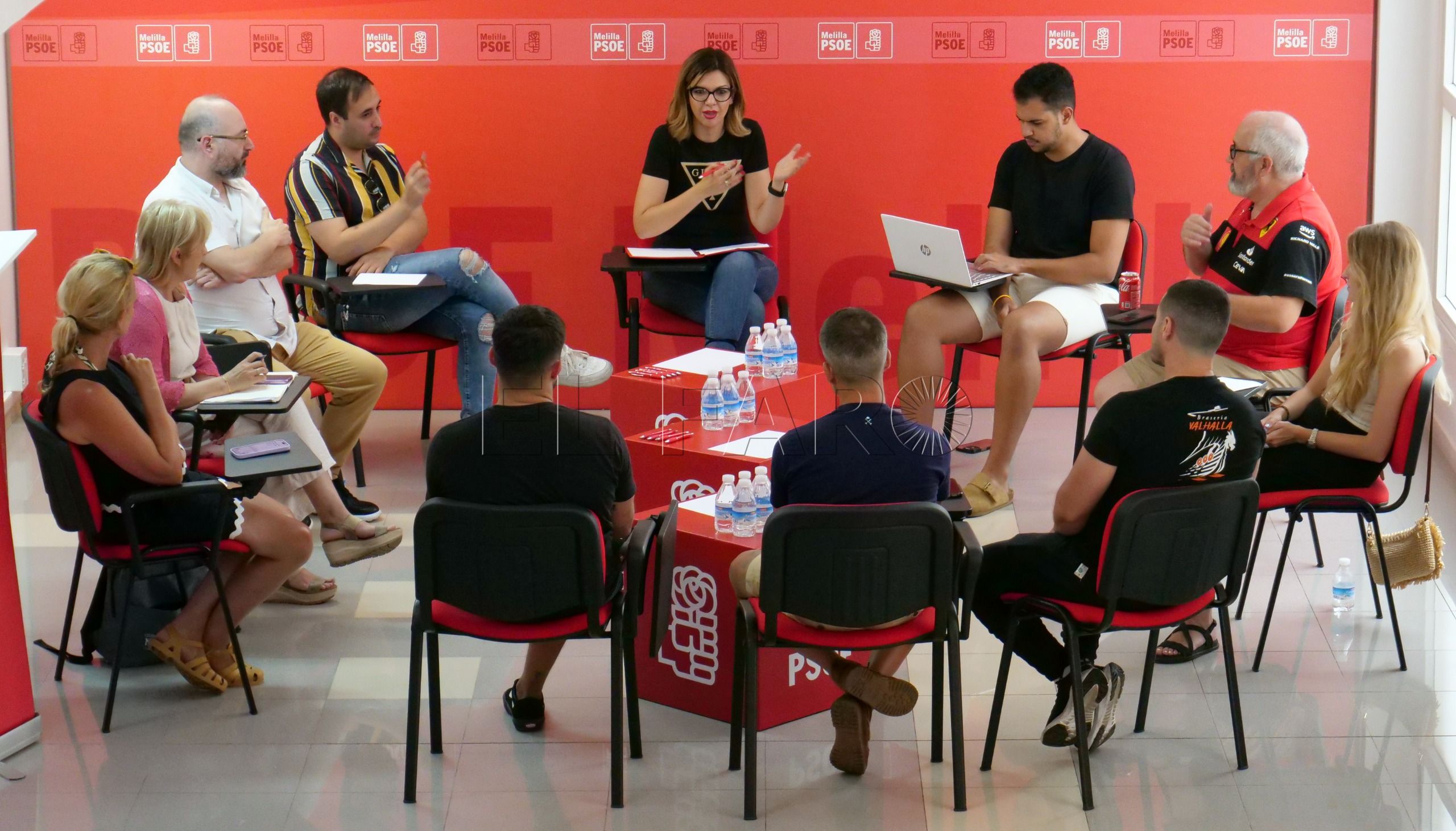 El PSOE se reúne con los opositores a bombero afectados por el proceso selectivo de 2017