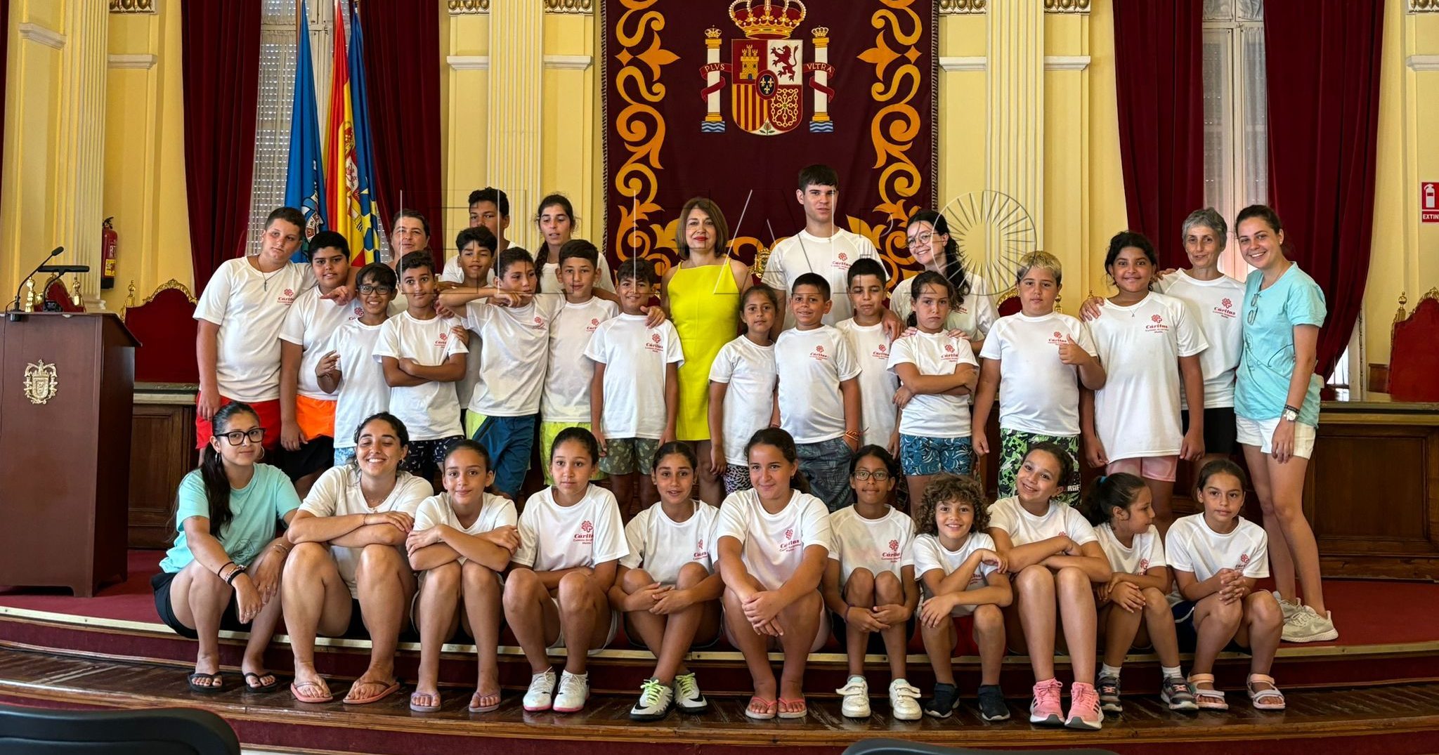 El segundo turno de las colonias de Cáritas visitan el Salón Dorado