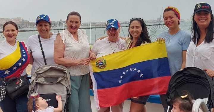 Concentración de venezolanos residentes en Melilla por unas elecciones limpias en su país