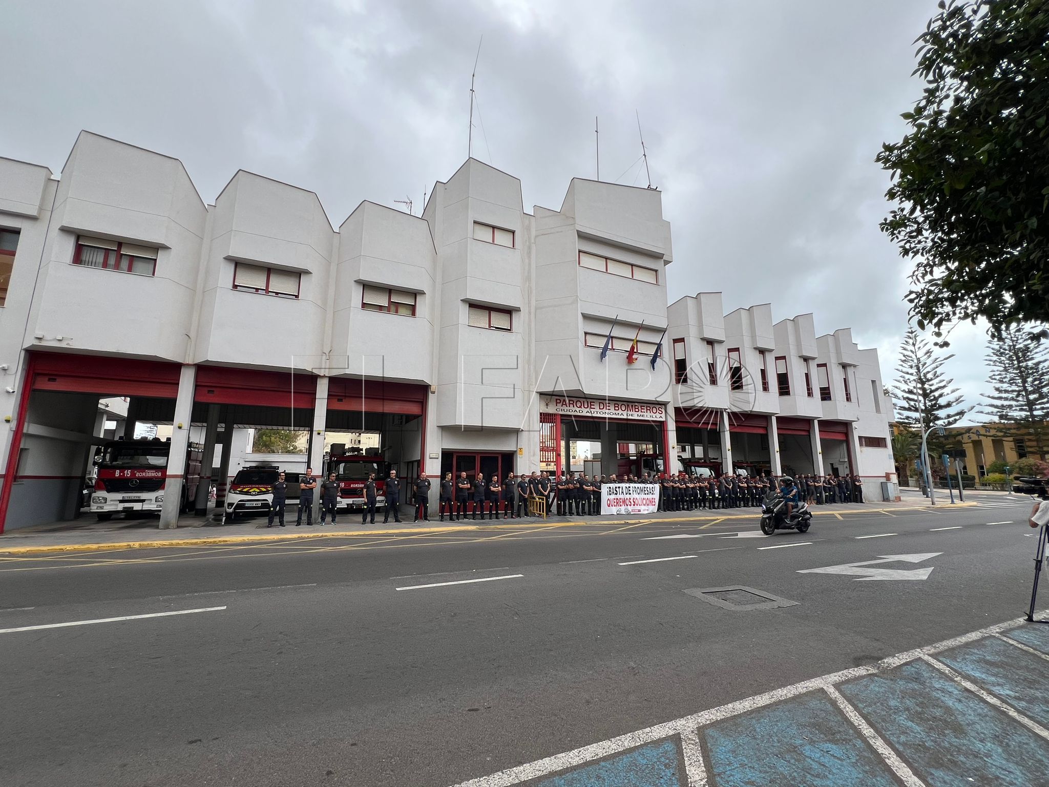 La plaza de la única mujer bombera sigue en el aire