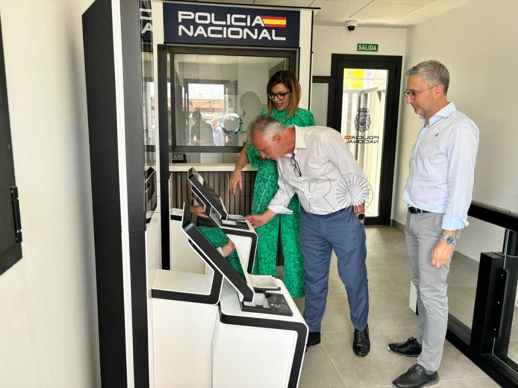 El ministro Torres visitó la valla fronteriza