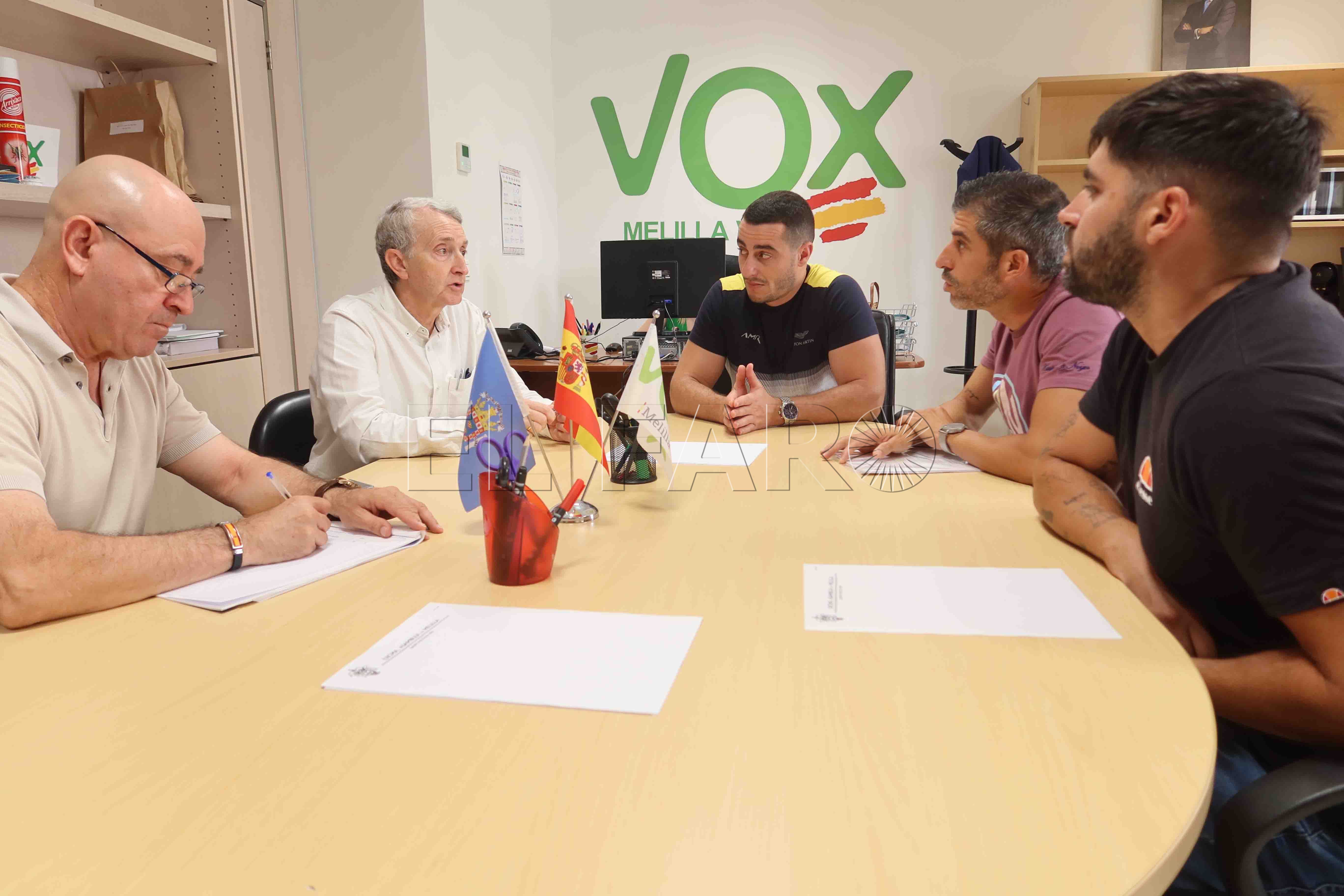 Vox se reúne con varios afectados por las oposiciones de bomberos de 2017
