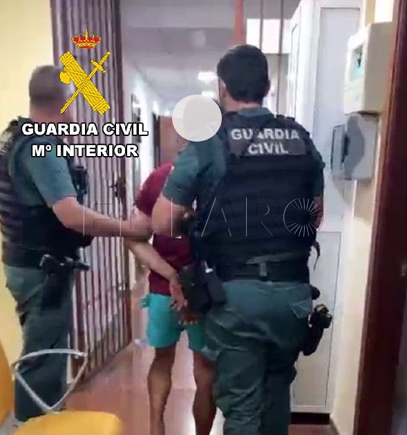 Roba un móvil en Los Galápagos y agrede a la víctima cuando le recrimina