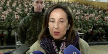 La ministra de Defensa española, Margarita Robles (c), ofrece declaraciones durante una visita a los militares españoles en la base de Adazi (Letonia) el pasado 4 de diciembre de 2023. EFE/ Jesús Bartolomé