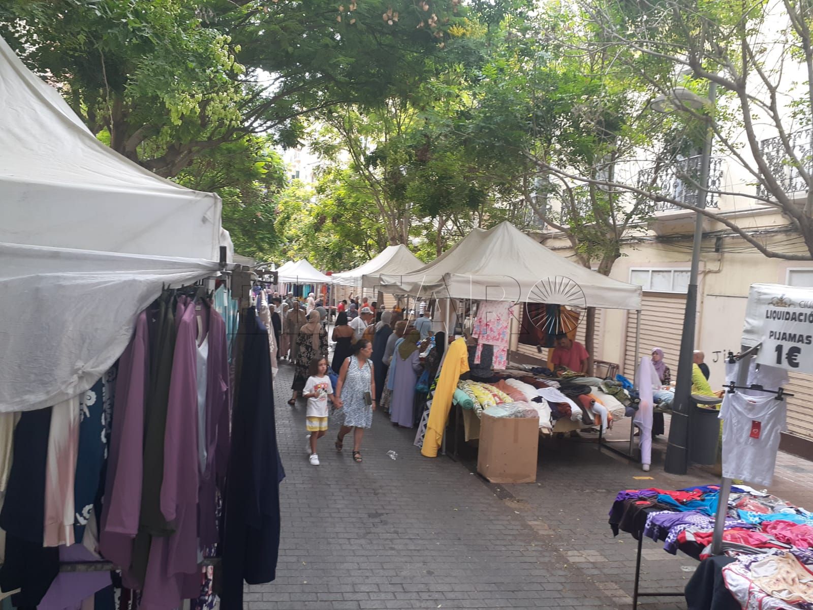 Las ventas en el mercado ambulante de García Cabrelles superan las del Sepes