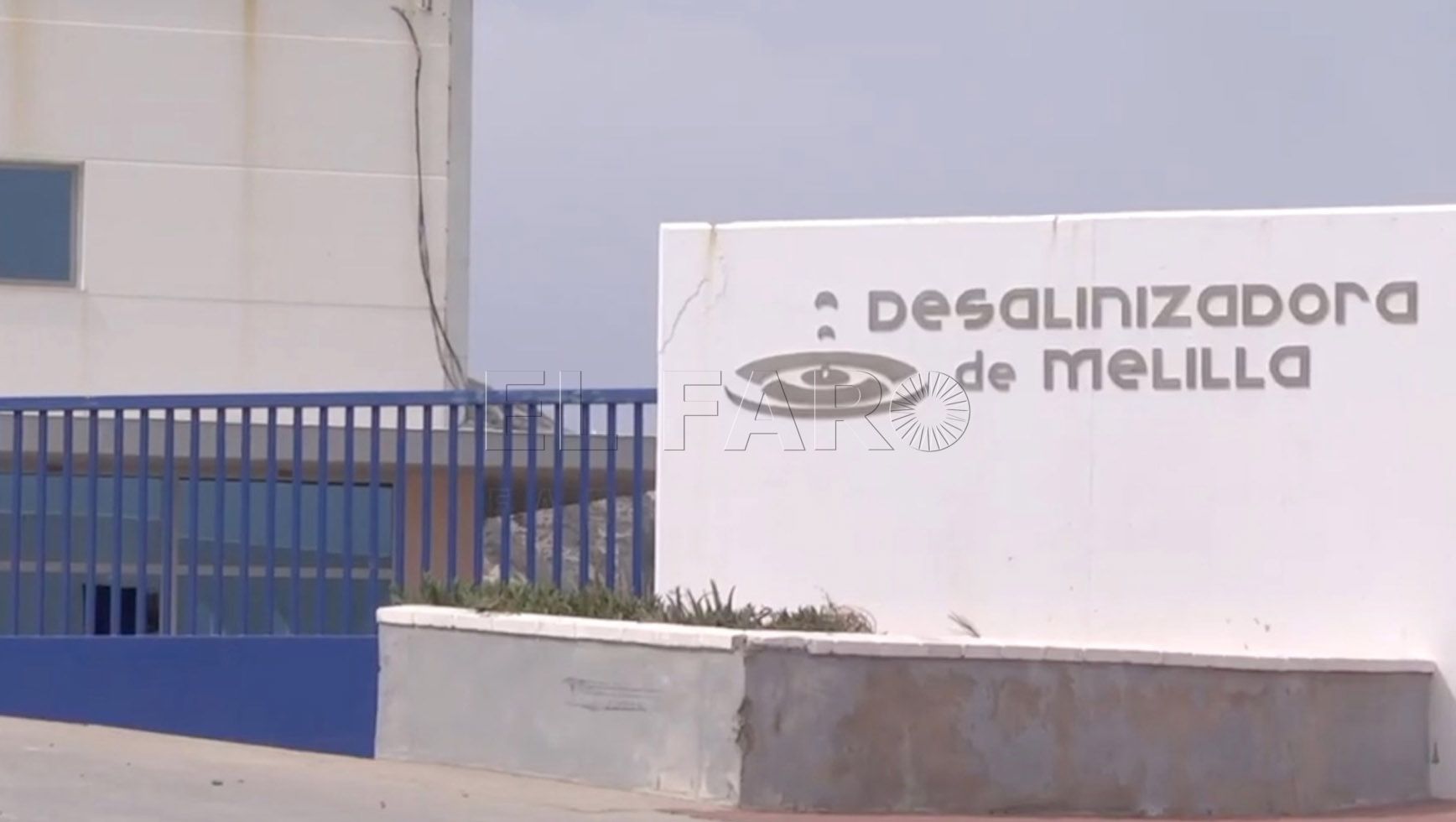 Un nuevo trazado de la línea eléctrica de la desaladora, motivo de los retrasos