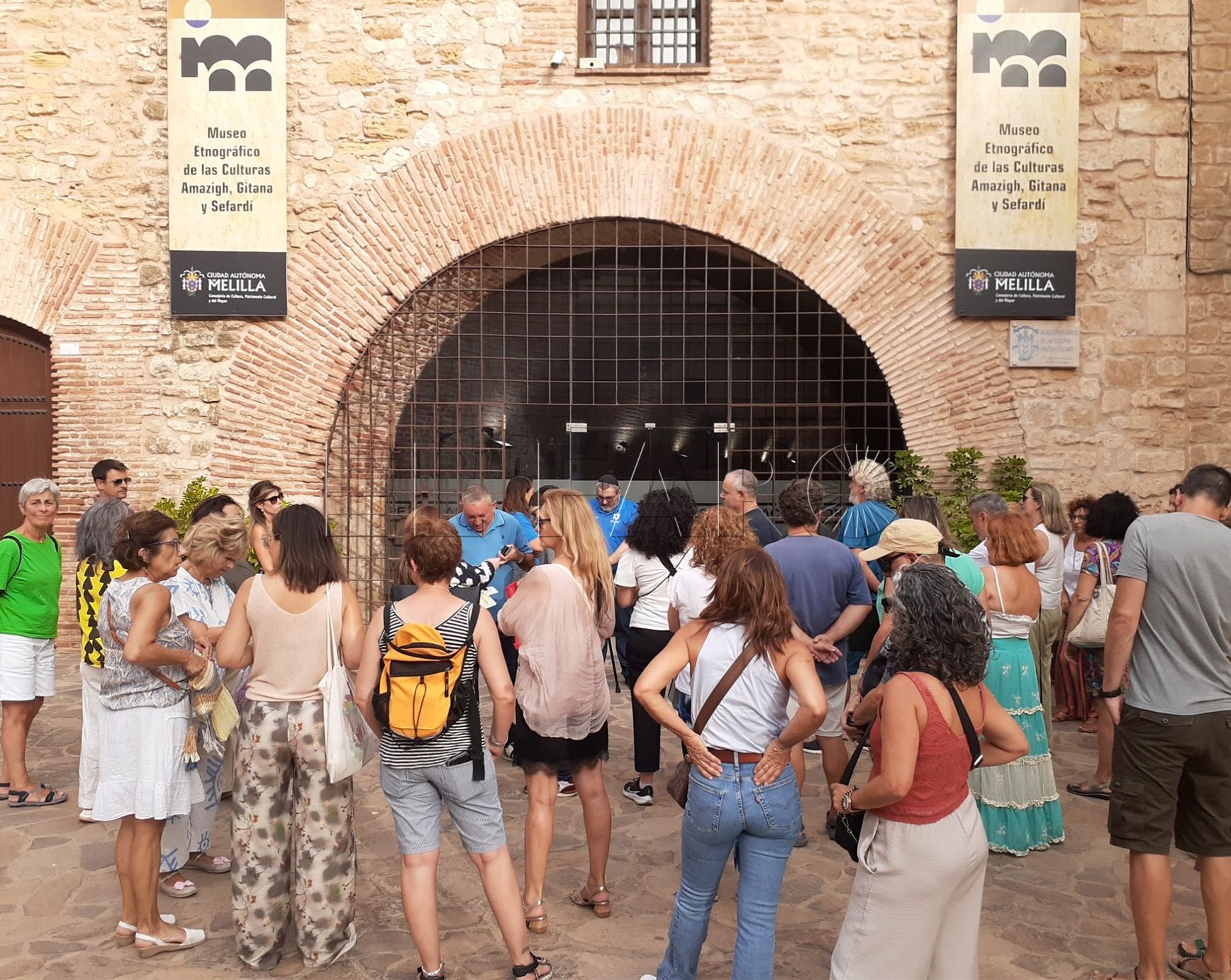Comienza la ruta sefardí desde la puerta del museo ubicado en Melilla la Vieja