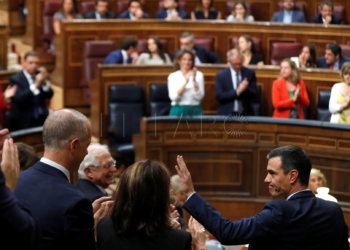 GR4043. MADRID, 25/07/2019.- El candidato socialista, Pedro Sánchez (dcha), saluda tras pronunciar un discurso ante el pleno de la Cámara Baja del Parlamento durante la segunda y definitiva votación de investidura sin que por ahora haya llegado a un acuerdo con Unidas Podemos, cuyo voto favorable es necesario que pueda salir adelante su elección por mayoría simple. EFE/Emilio Naranjo