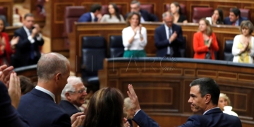 GR4043. MADRID, 25/07/2019.- El candidato socialista, Pedro Sánchez (dcha), saluda tras pronunciar un discurso ante el pleno de la Cámara Baja del Parlamento durante la segunda y definitiva votación de investidura sin que por ahora haya llegado a un acuerdo con Unidas Podemos, cuyo voto favorable es necesario que pueda salir adelante su elección por mayoría simple. EFE/Emilio Naranjo