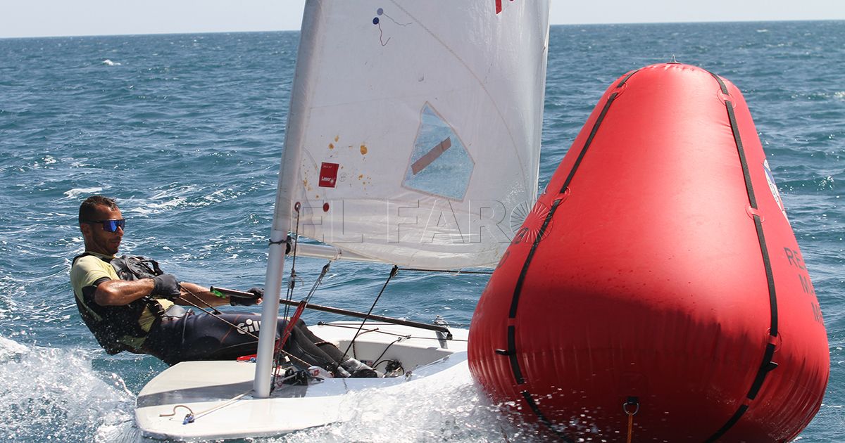La flota soporta una duro viento de poniente