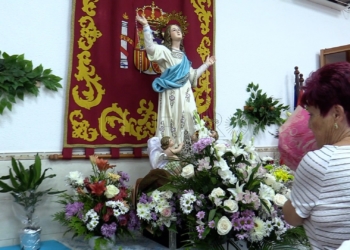 La A.V. del Tesorillo hizo una ofrenda floral a la Virgen de la Asunción