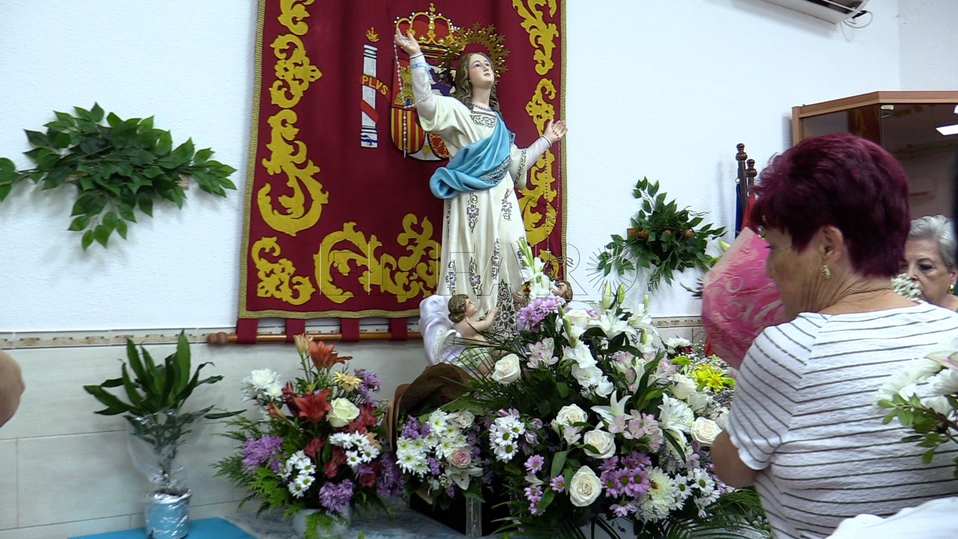 La A.V. del Tesorillo hizo una ofrenda floral a la Virgen de la Asunción