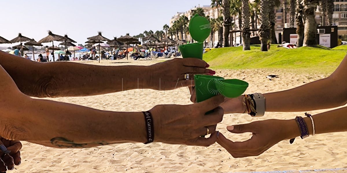 El reparto de ceniceros en los arenales melillenses todo un éxito