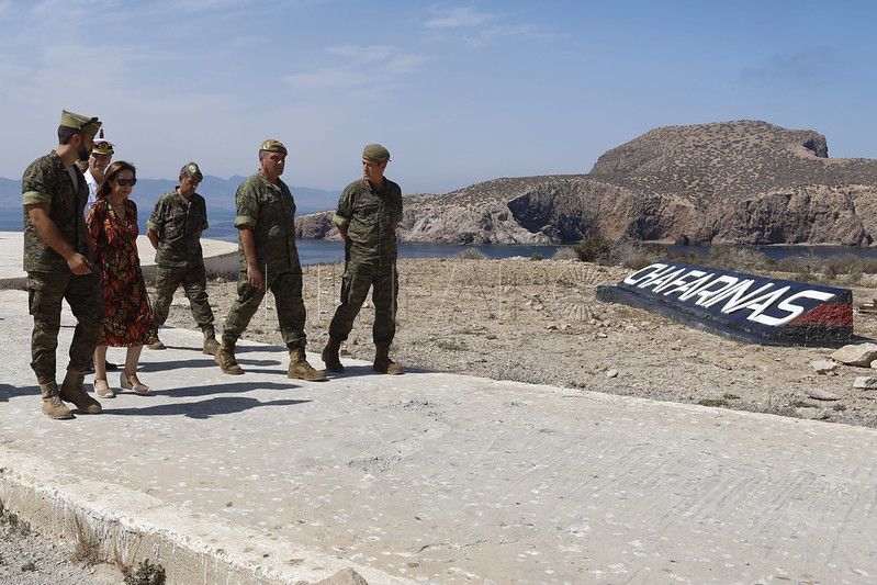 La ministra de Defensa finaliza su visita a los peñones en la isla Isabel II de Chafarinas