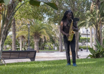 MELILLA, 16/08/2024.- El violinista Ara Malikian suele contar en sus conciertos cómo el instrumento de cuerda que le catapultó a la fama salvó a su abuelo cuando huía del genocidio armenio. La historia de Míster Juan, un músico refugiado de Colombia, es diferente pero tiene algo en común, y es que su inseparable saxofón, en cierto modo, también le salvó en algún momento. EFE/ Giner