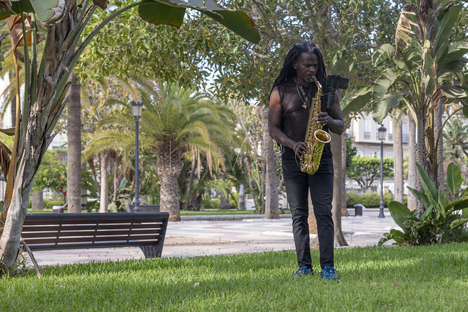 Míster Juan, el refugiado colombiano que alegra las calles de Melilla con su saxofón