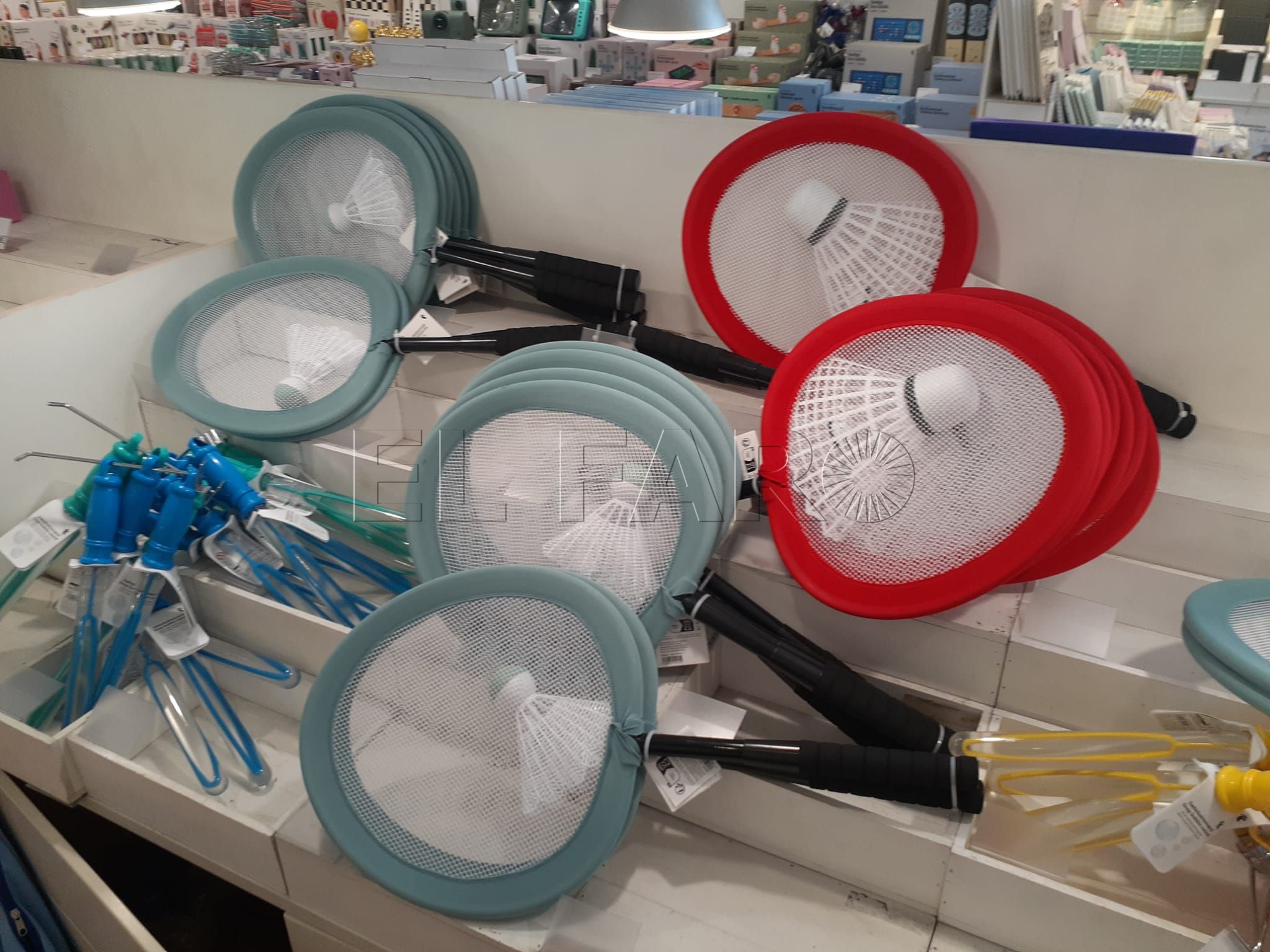 Aumenta la venta de juguetes playeros económicos y desciende la de costosos