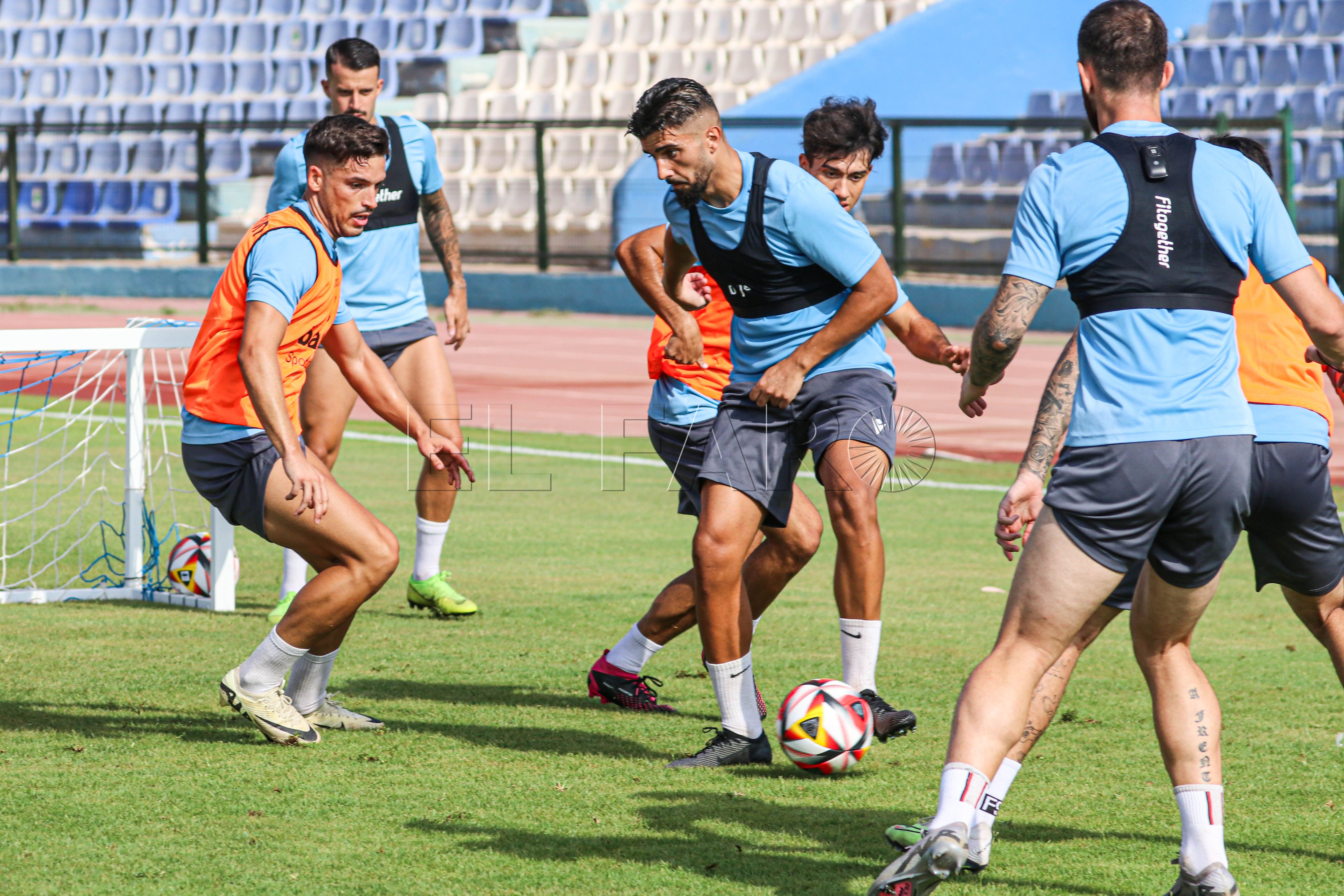 La plantilla azulina se viste de corto en un día muy caluroso