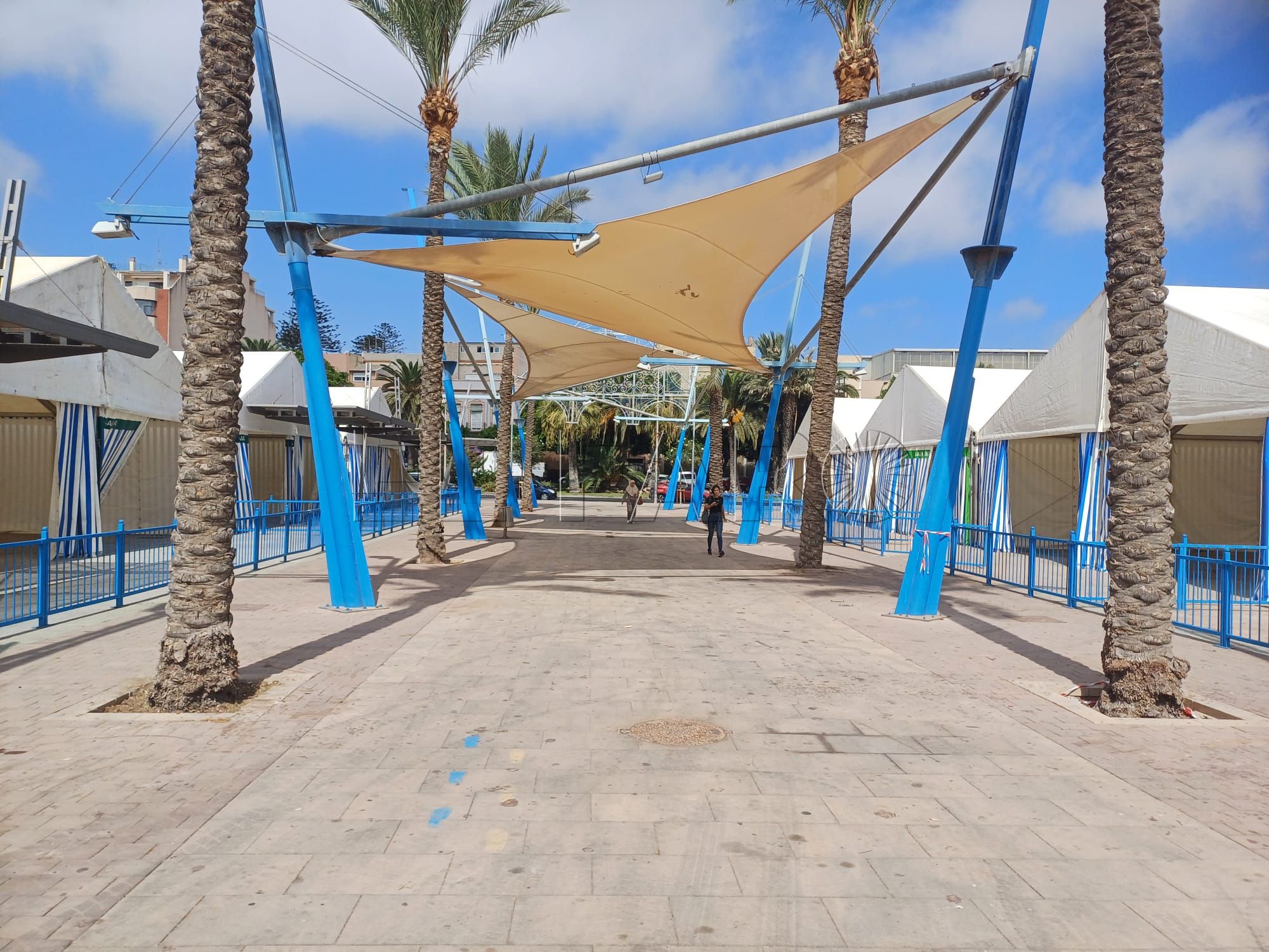 La Cofradía del Cautivo y Nuestra Señora del Rocío preparan su caseta de Feria