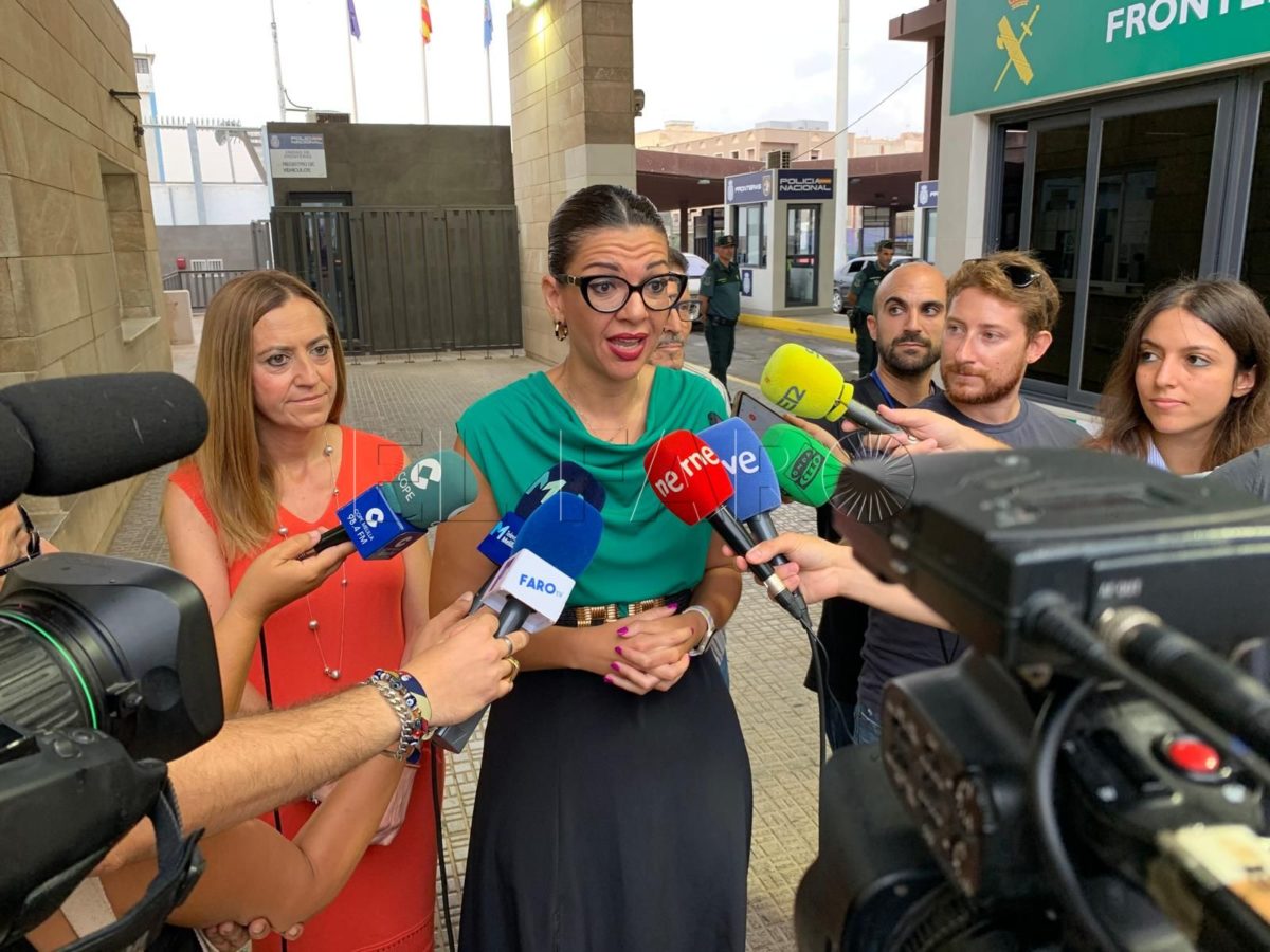 La delegada del Gobierno afirma no entender las críticas por la visita de la ministra de Defensa