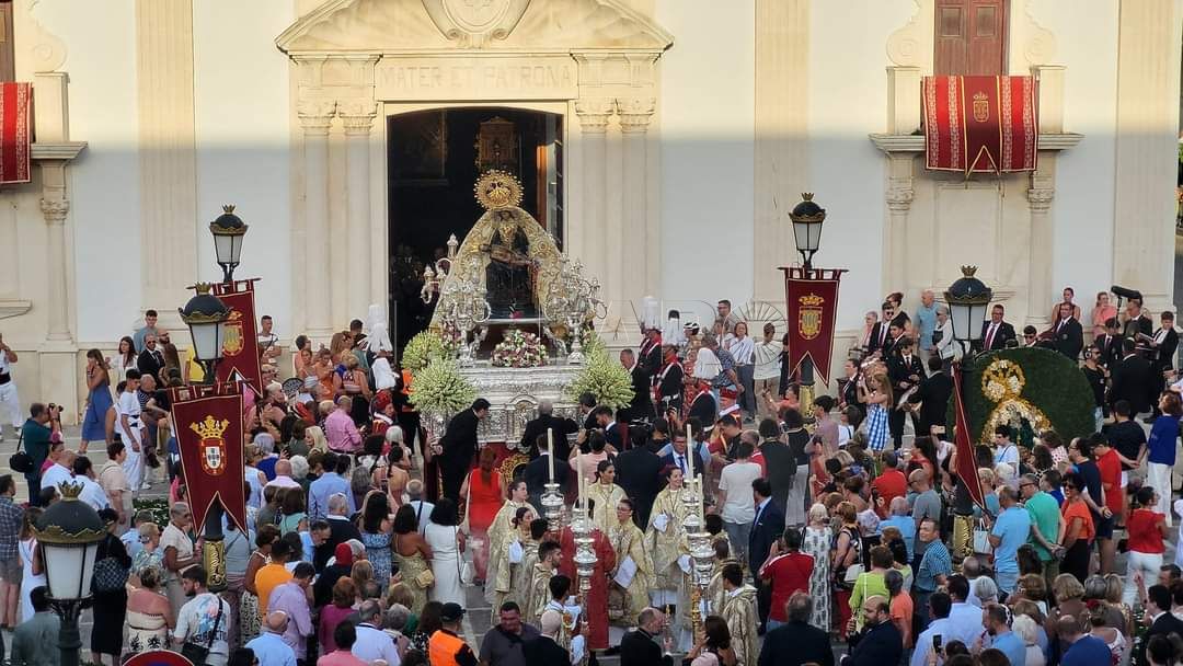 La Casa regional de Ceuta en Melilla presente en la procesión de gloria de la Virgen de África