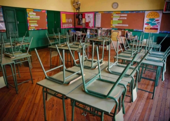 GRAF5326. MADRID, 11/03/2020.- Un aula desierta en el colegio público Rufino Blanco en Madrid, este miércoles. La suspensión de clases en las comunidades de Madrid y La Rioja y en las localidades alavesas de Vitoria y Labastida supone una situación inédita que obliga a los padres a improvisar el cuidado de sus hijos e inquieta a los alumnos con exámenes pendientes, mientras que algunos profesores tendrán que impartir las materias a distancia. EFE/ Paco Campos