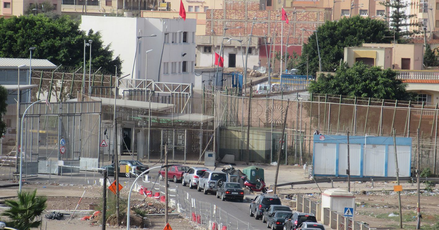 Un grupo de personas recoge firmas para la reapertura de la frontera de Farhana