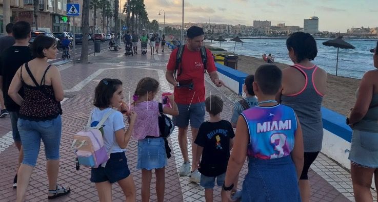 Grandes y pequeños disfrutan de la ruta teatralizada por las playas de Melilla
