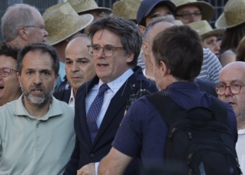 FOTODELDÍA  BARCELONA, 08/08/2024.- Llegada del líder de Junts Carles Puigdemont a las inmediaciones del Palau de la Generalitat de Catalunya, donde se celebra el pleno del debate de investidura del socialista Salvador Illa como nuevo presidente de la Generalitat, con el apoyo de PSC, ERC y Comuns.-EFE/ Alberto Estevez