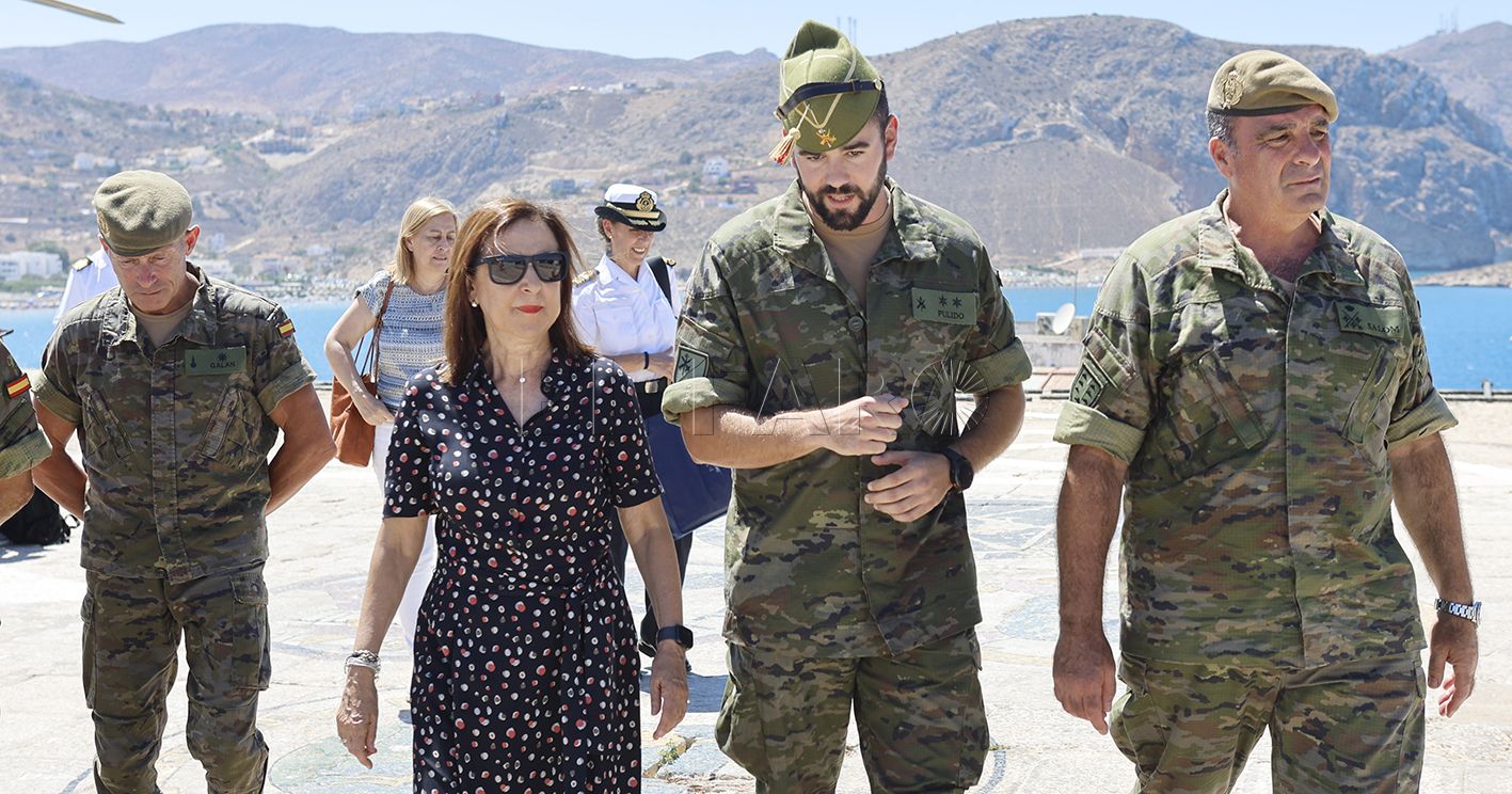 Margarita Robles visita los peñones de Vélez y Alhucemas para reconocer el trabajo de las guarniciones que velan por la seguridad