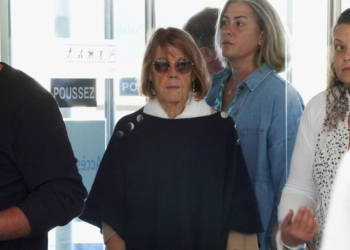 AVIÑÓN (FRANCIA), 11/09/2024.- Gisèle Pelicot (c), a su llegada al Tribunal de Justicia de Aviñón este miércoles para asistir a una nueva jornada del juicio contra Dominique Pelicot, el hombre que está siendo juzgado en Aviñón (sureste de Francia) por haber drogado durante años a su mujer Gisèle Pelicot para que otros abusaran sexualmente de ella. EFE/ Edgar Sapiña Machado