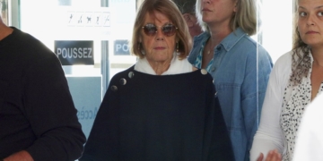 AVIÑÓN (FRANCIA), 11/09/2024.- Gisèle Pelicot (c), a su llegada al Tribunal de Justicia de Aviñón este miércoles para asistir a una nueva jornada del juicio contra Dominique Pelicot, el hombre que está siendo juzgado en Aviñón (sureste de Francia) por haber drogado durante años a su mujer Gisèle Pelicot para que otros abusaran sexualmente de ella. EFE/ Edgar Sapiña Machado