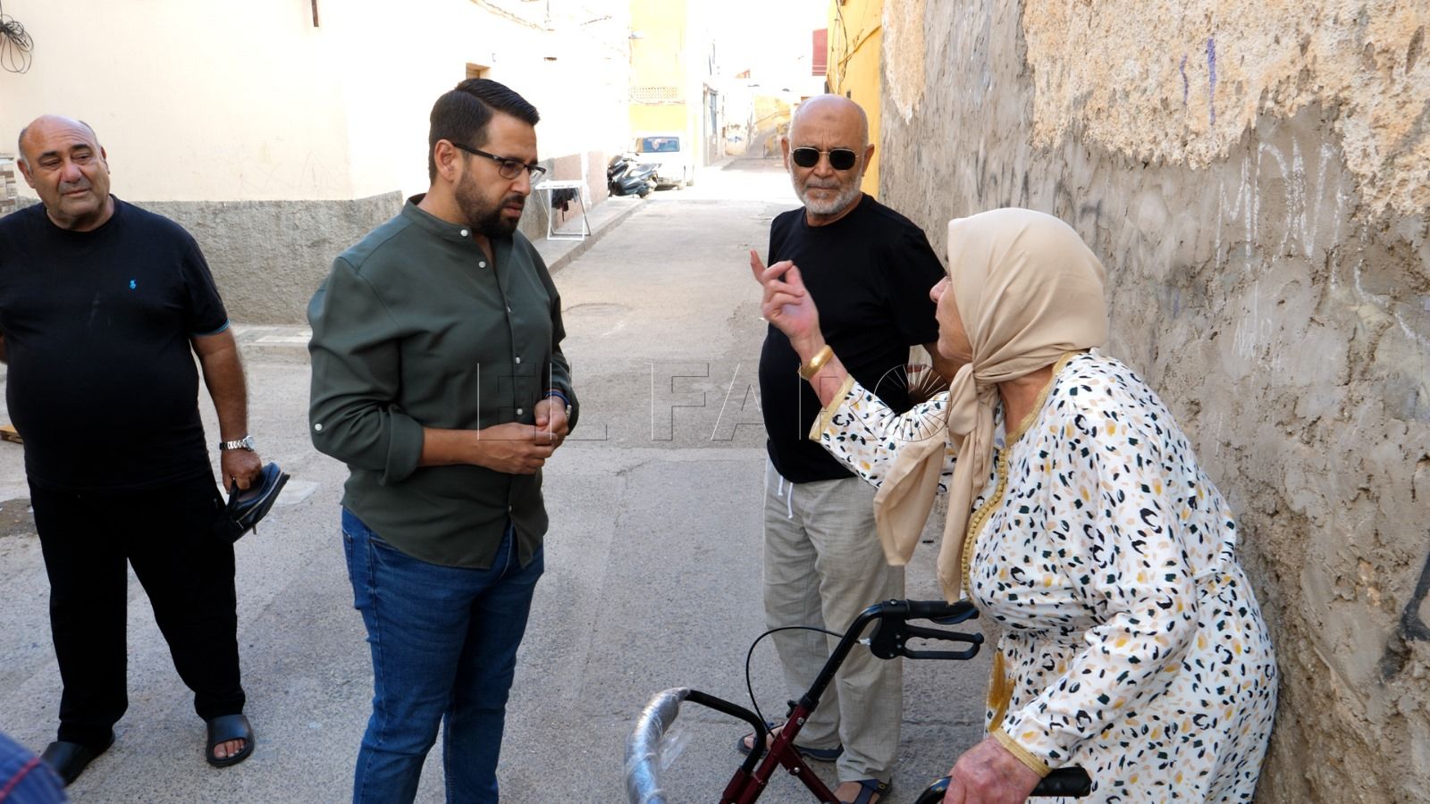 Azmani: “Los miembros del Gobierno solo salen de sus despachos para brindar”