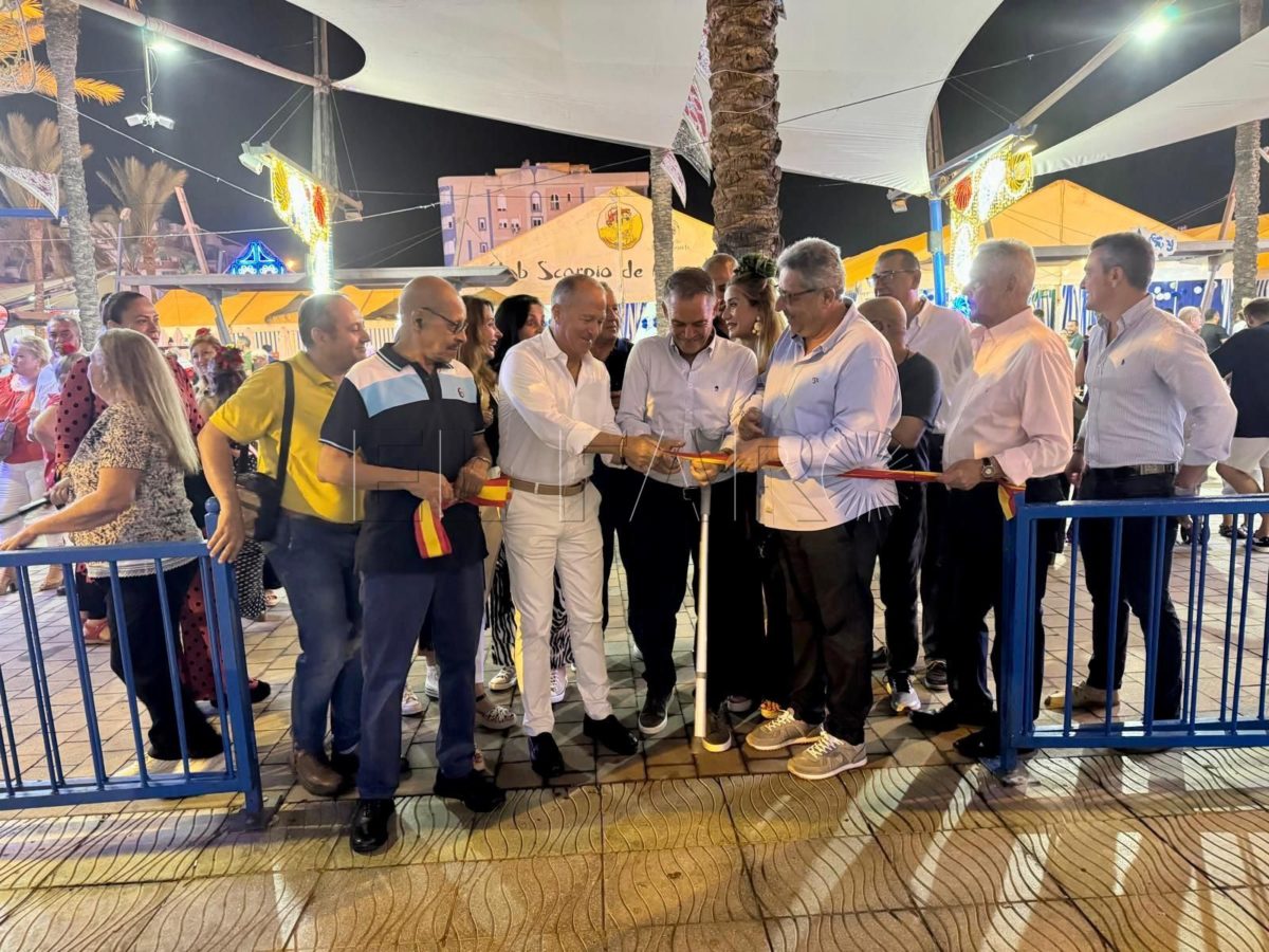 Inauguración de uno de los recintos con más ambiente de la Feria, la caseta La Gaviota