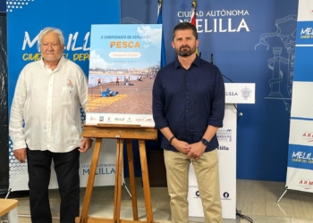 Juan Antonio Barrera, vicepresidente de la Federación Española de Pesca y el consejero de Deportes de la CAM, Miguel Ángel Fernández Bonnemaisón, junto al cartel del Nacional.