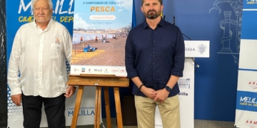 Juan Antonio Barrera, vicepresidente de la Federación Española de Pesca y el consejero de Deportes de la CAM, Miguel Ángel Fernández Bonnemaisón, junto al cartel del Nacional.
