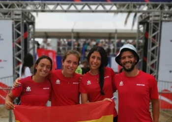 Imagen en la que se puede apreciar a la melillense María Martínez Serón, a su pareja de juego, la canaria Daniela Rodríguez y el director técnico de la selección juvenil, Mohamed Douiri.