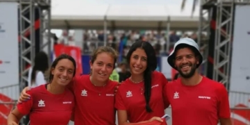 Imagen en la que se puede apreciar a la melillense María Martínez Serón, a su pareja de juego, la canaria Daniela Rodríguez y el director técnico de la selección juvenil, Mohamed Douiri.