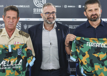 El Comandante General de Melilla, Luis Cortés, junto a Luisma Rincón, presidente azulino, y el consejero de Deportes, Miguel Ángel Fernández Bonnemaisón.