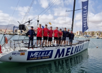 El ‘Ciudad de Melilla’ de José Luis Pérez, tras un intenso verano compitiendo, retomó los “Bautismos de Mar” con jugadores de uno de los equipos de baloncesto del Real Club Maritimo de Melilla.