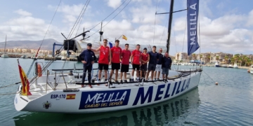 El ‘Ciudad de Melilla’ de José Luis Pérez, tras un intenso verano compitiendo, retomó los “Bautismos de Mar” con jugadores de uno de los equipos de baloncesto del Real Club Maritimo de Melilla.