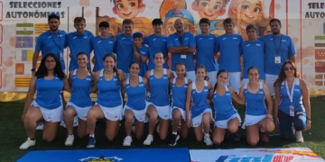 Foto de familia con los componentes de las selecciones masculina y femenina desplazadas el pasado fin de semana a la localidad valenciana de Massanassa, junto con los técnicos.