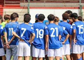 Los cadetes de la UD Melilla atienden las indicaciones de su técnico en el partido frente a la Peña Santillana.