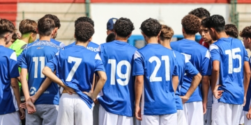 Los cadetes de la UD Melilla atienden las indicaciones de su técnico en el partido frente a la Peña Santillana.