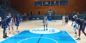 Imagen de un lanzamiento de tiro libre durante el partido de ayer..
