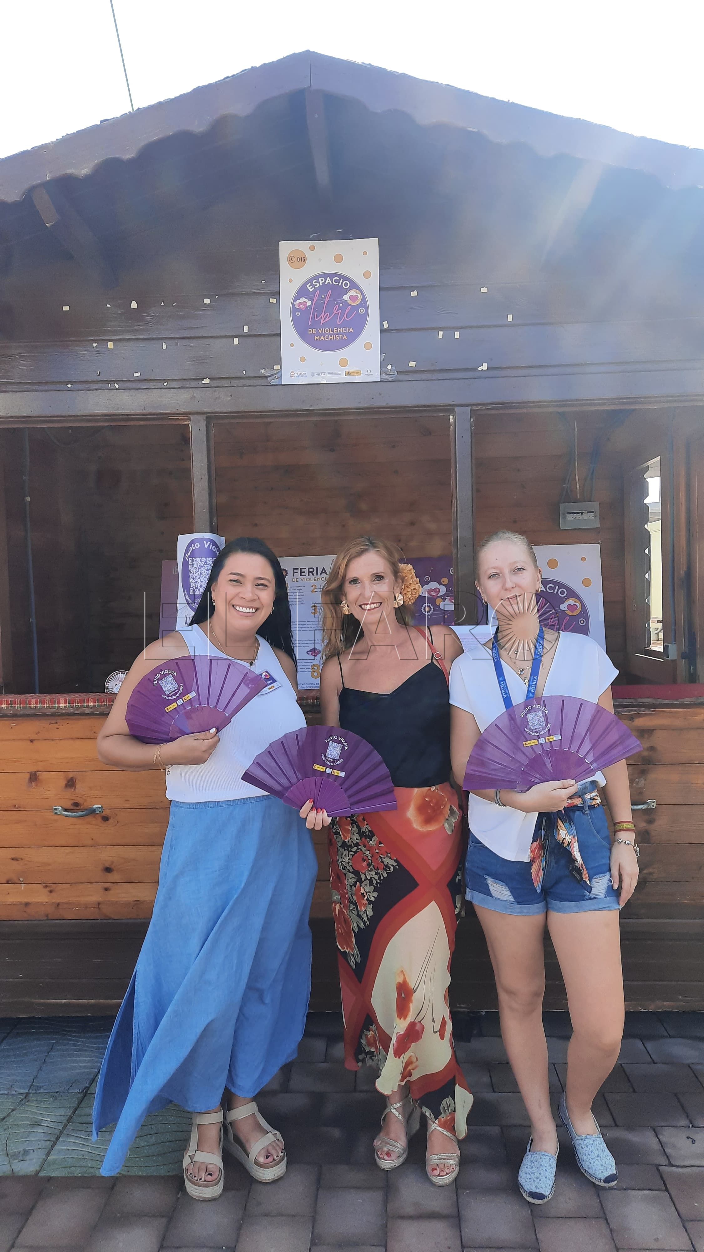 Visita al punto de información contra violencias machistas en la Feria