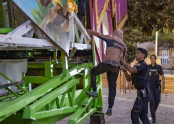 MELILLA, 09/09/2024.- La Policía Nacional ha localizado en Melilla a al menos siete migrantes en las primeras horas de la Operación Feriante, que ha comenzado esta madrugada, una vez terminadas las fiestas patronales, para evitar los intentos de llegada irregular a Europa aprovechando el retorno de las atracciones a la península. EFE/Giner